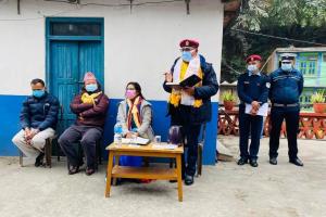 दोलालघाट प्रहरी चौकीमा सिडिओ पाण्डे र एसपी जोशी : स्थानीयसँग अन्तरक्रिया 